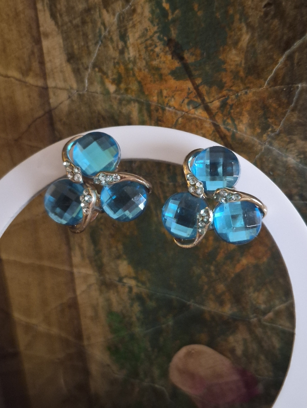 Vintage faceted blue acrylic Arius 3 stone Crystal Goldtone earrings